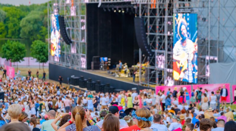 fan fest: público al aire libre frente a una pantalla gigante
