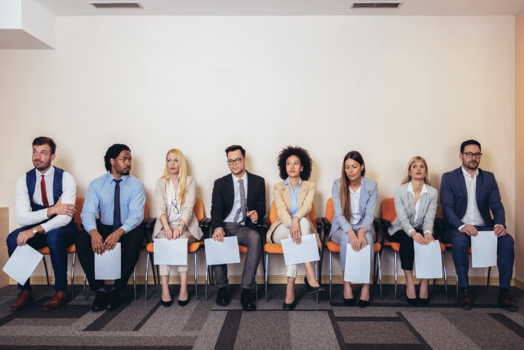 feria de empleo: grupo de postulantes esperando para una entrevista de trabajo