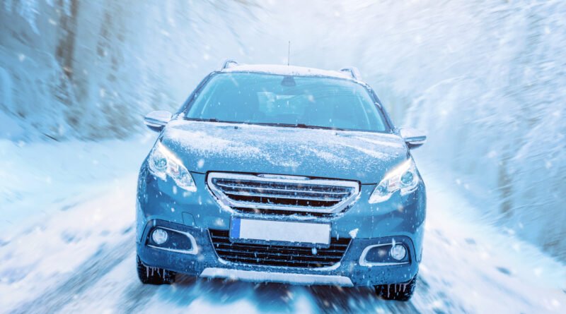 Auto andando por una ruta nevada, ilustra las escapadas del fin de semana largo del 9 de Julio