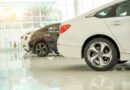 Autos nuevos en fila en una concesionaria, ilustra la financiación tasa 0 para comprar 0km