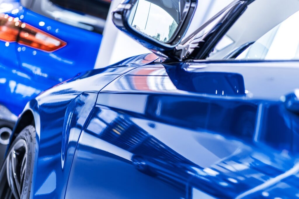 Autos nuevos en una concesionaria que ilustran la financiación tasa 0%