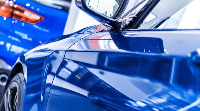 Autos nuevos en una concesionaria que ilustran la financiación tasa 0%
