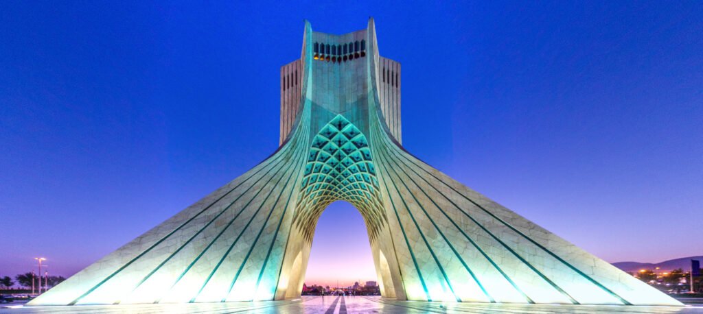 Torre Azadi de Teherán al atardecer, ilustra el funeral de Jamenei en Irán