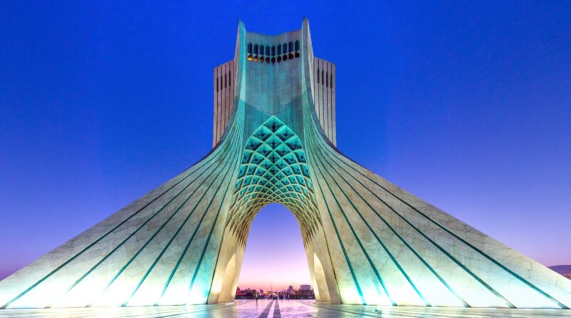 Torre Azadi de Teherán al atardecer, ilustra el funeral de Jamenei en Irán