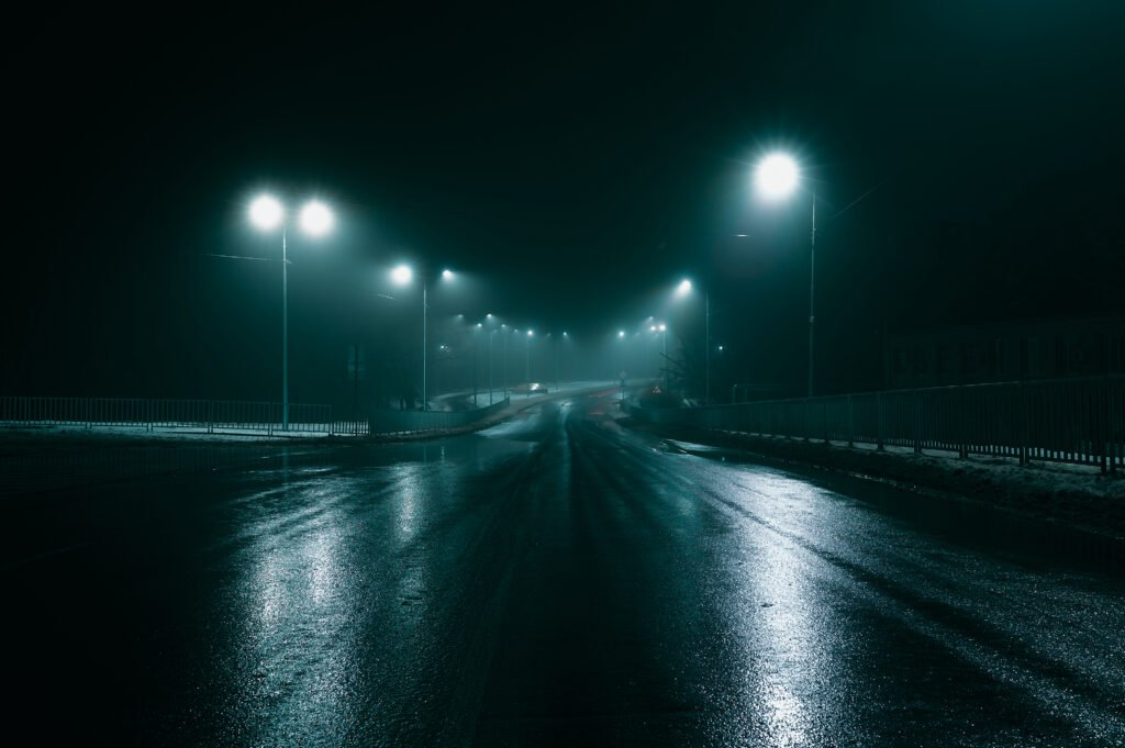 Calle urbana de noche que ilustra la llegada del GAC S7 a la Argentina