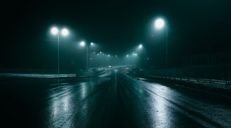 Calle urbana de noche que ilustra la llegada del GAC S7 a la Argentina