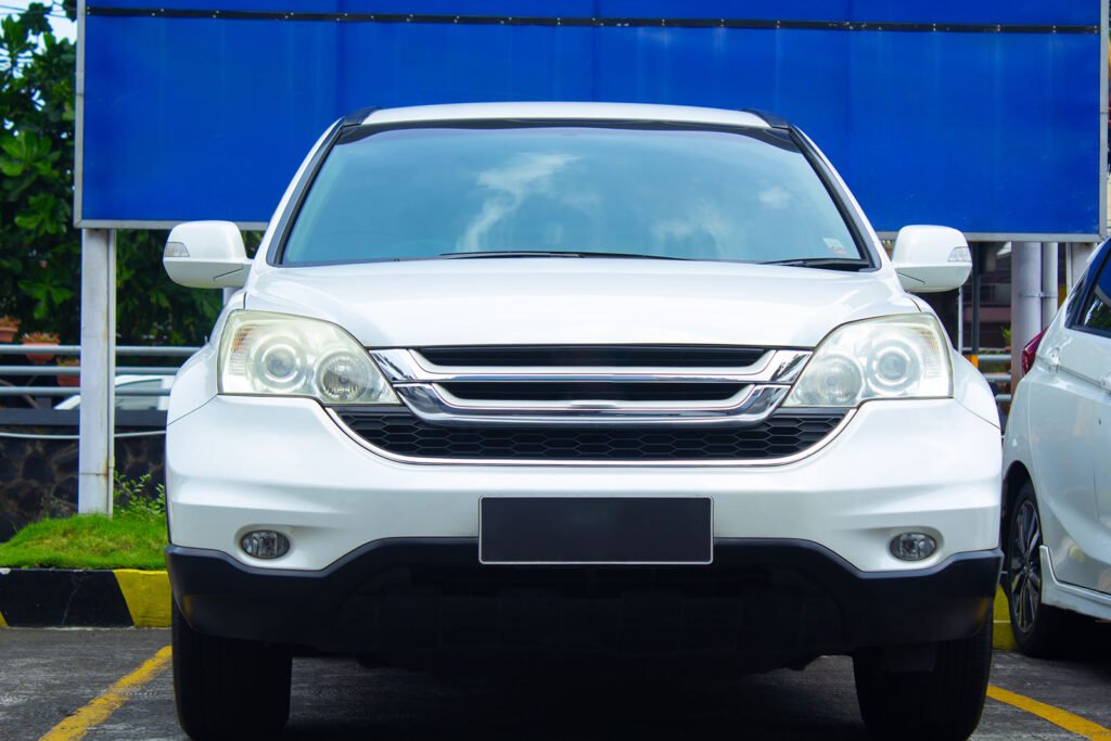 Geely Icon: SUV blanco moderno exhibido en un salón de concesionaria