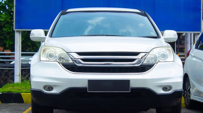 Geely Icon: SUV blanco moderno exhibido en un salón de concesionaria