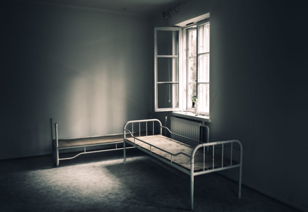 Geriátrico clandestino: habitación en penumbra y abandono