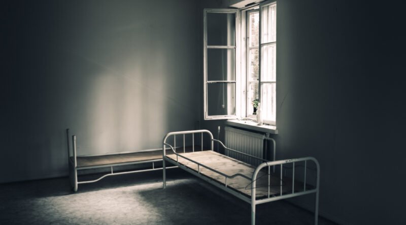 Geriátrico clandestino: habitación en penumbra y abandono
