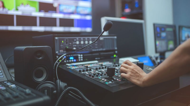 Gran Hermano: sala de control de televisión con monitores