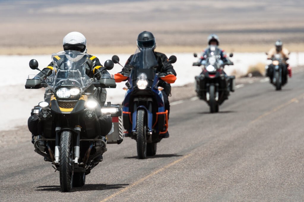 Honda Transalp 750: grupo de motociclistas circulando en ruta