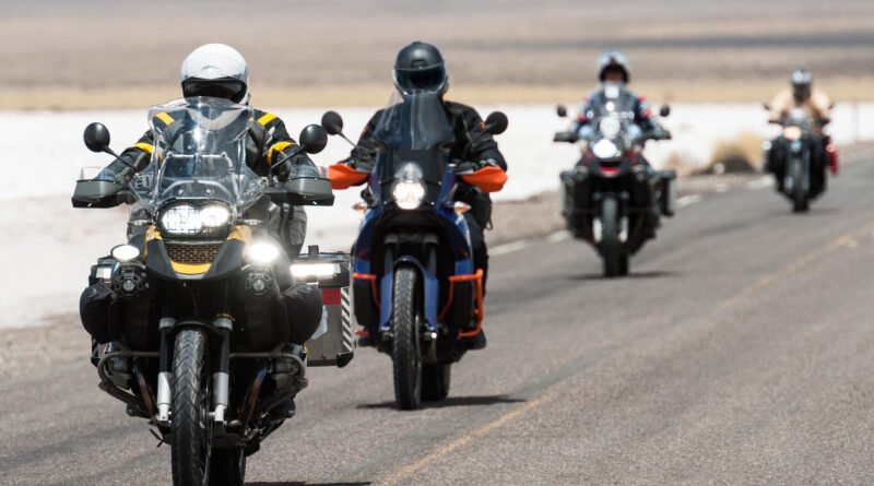 Honda Transalp 750: grupo de motociclistas circulando en ruta