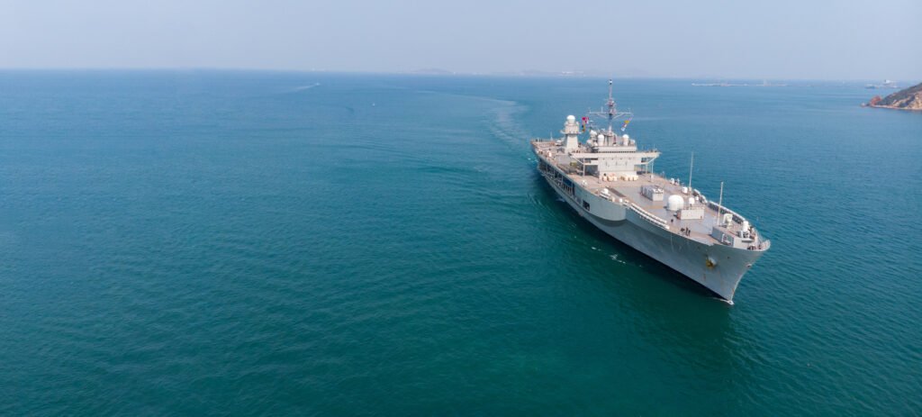 Buque patrullero militar en el mar que ilustra la incursión del HMS Medway en aguas argentinas