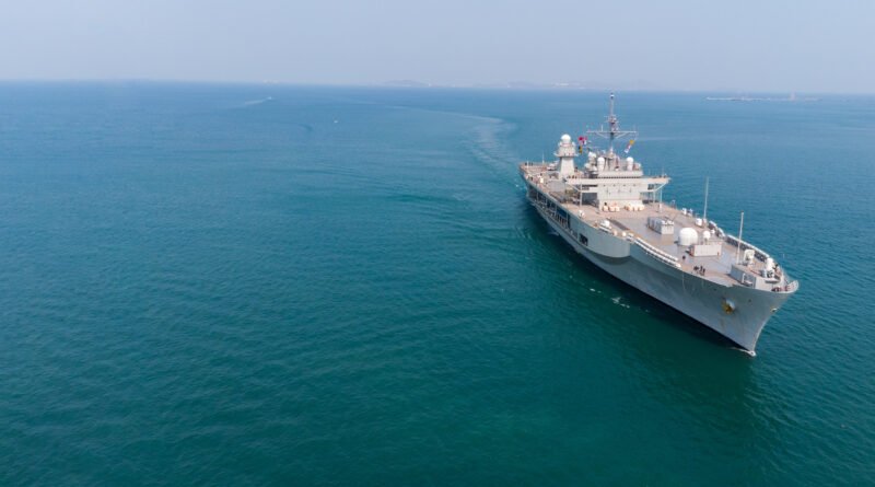 Buque patrullero militar en el mar que ilustra la incursión del HMS Medway en aguas argentinas