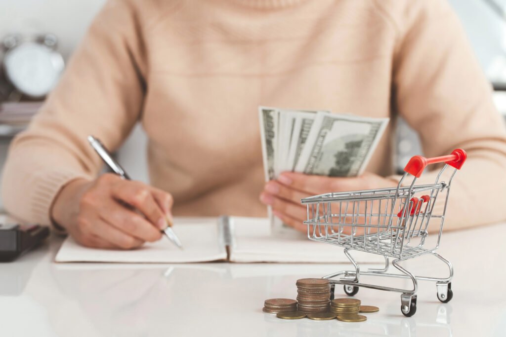 inflación de julio: carrito de compras, billetes y calculadora que ilustran el costo de vida
