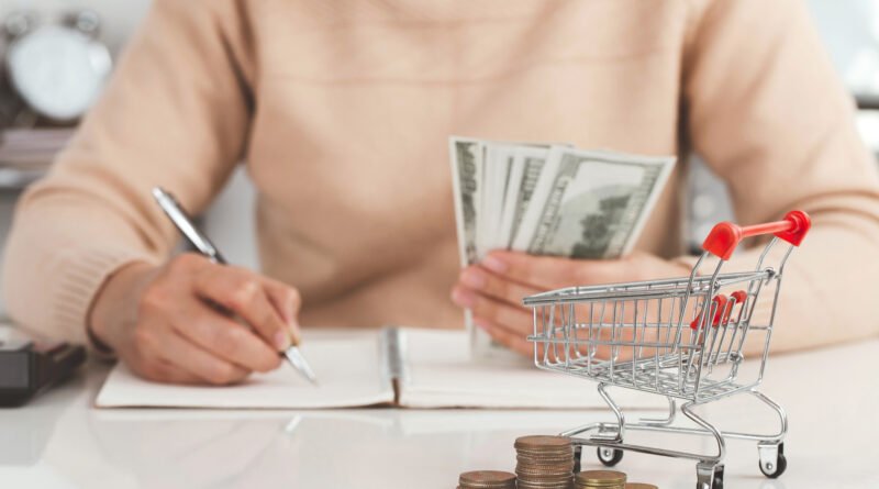 inflación de julio: carrito de compras, billetes y calculadora que ilustran el costo de vida