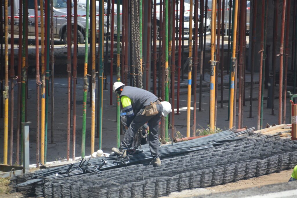 Trabajador cargando materiales en una obra que ilustra la informalidad laboral del sector privado