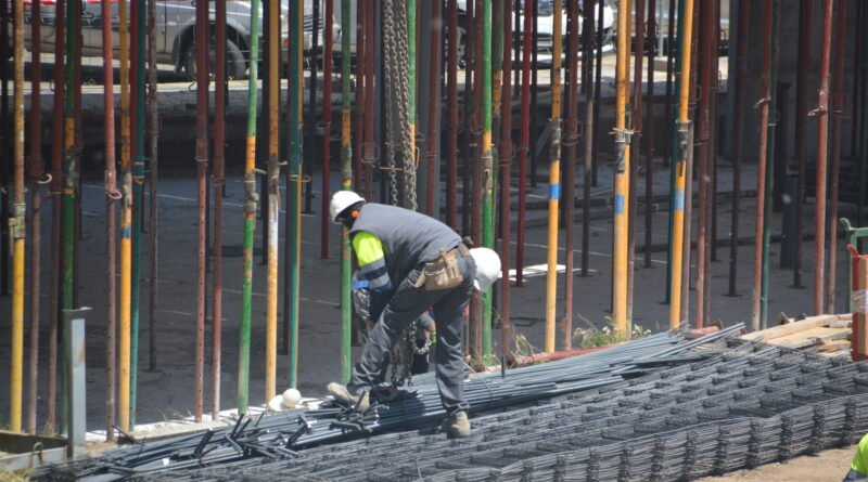 Trabajador cargando materiales en una obra que ilustra la informalidad laboral del sector privado