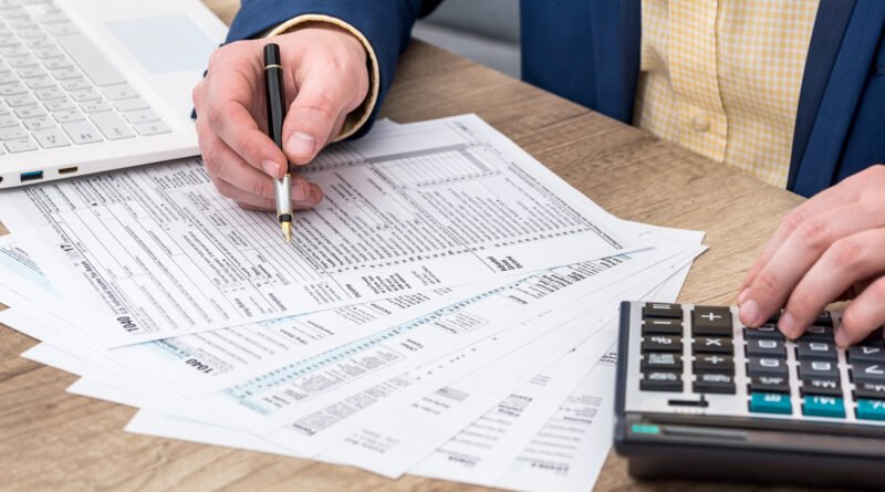 Inocencia Fiscal II: formulario de impuestos, notebook y calculadora sobre un escritorio