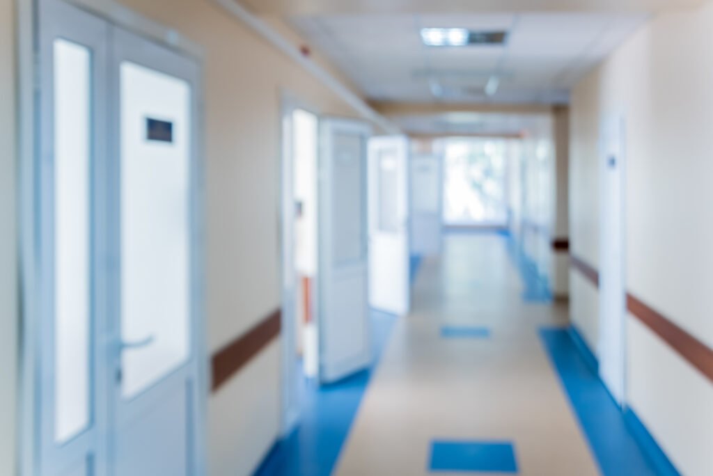 Pasillo de hospital que ilustra el caso de intoxicación por cocaína de una beba en Posadas