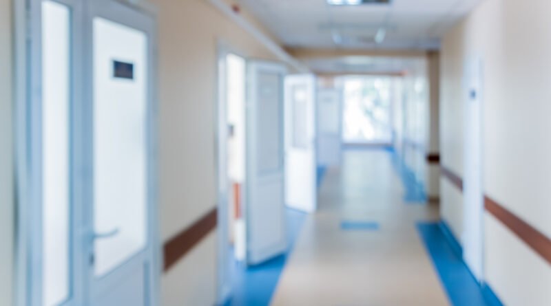 Pasillo de hospital que ilustra el caso de intoxicación por cocaína de una beba en Posadas