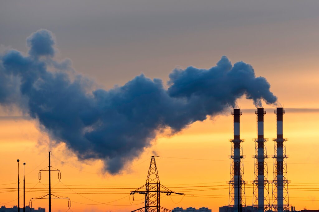 Planta de energía y torres al atardecer que ilustran las inversiones del RIGI