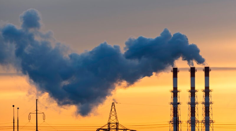 Planta de energía y torres al atardecer que ilustran las inversiones del RIGI