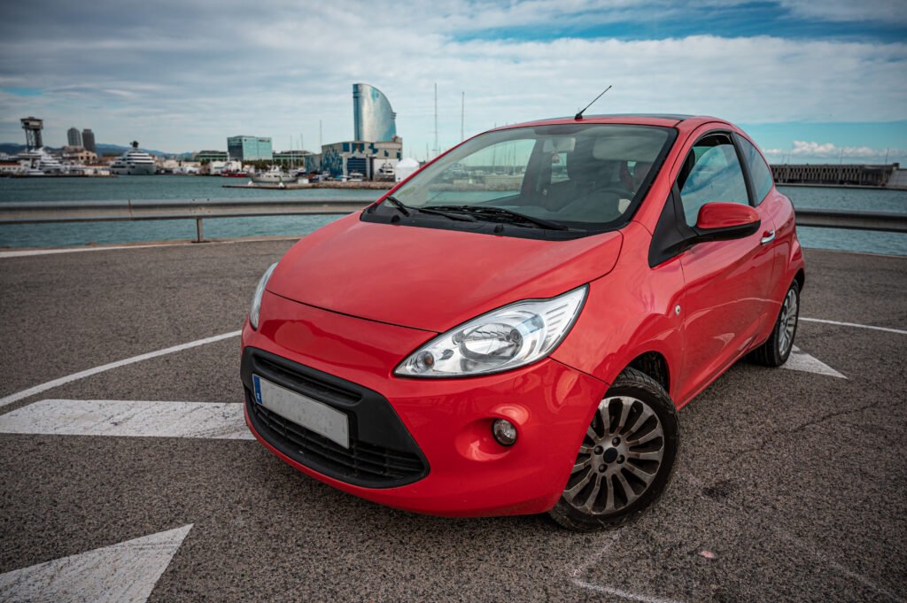 JMEV Easy 3: pequeño city car compacto estacionado en una calle urbana