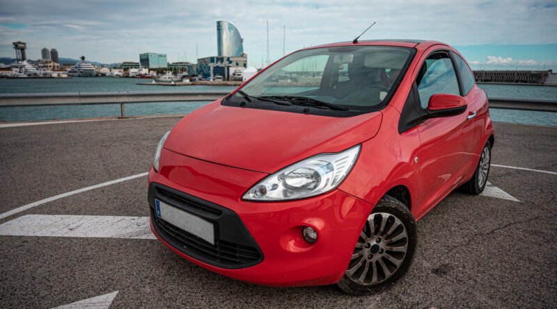 JMEV Easy 3: pequeño city car compacto estacionado en una calle urbana