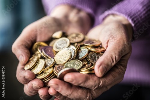 Jubilaciones de agosto: manos de una adulta mayor sosteniendo monedas