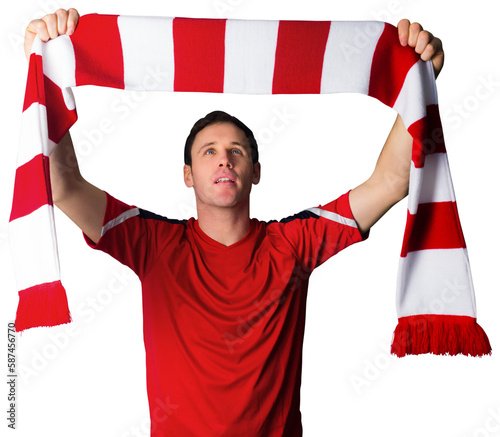Julián Álvarez: hincha de fútbol vestido de rojo con una bufanda