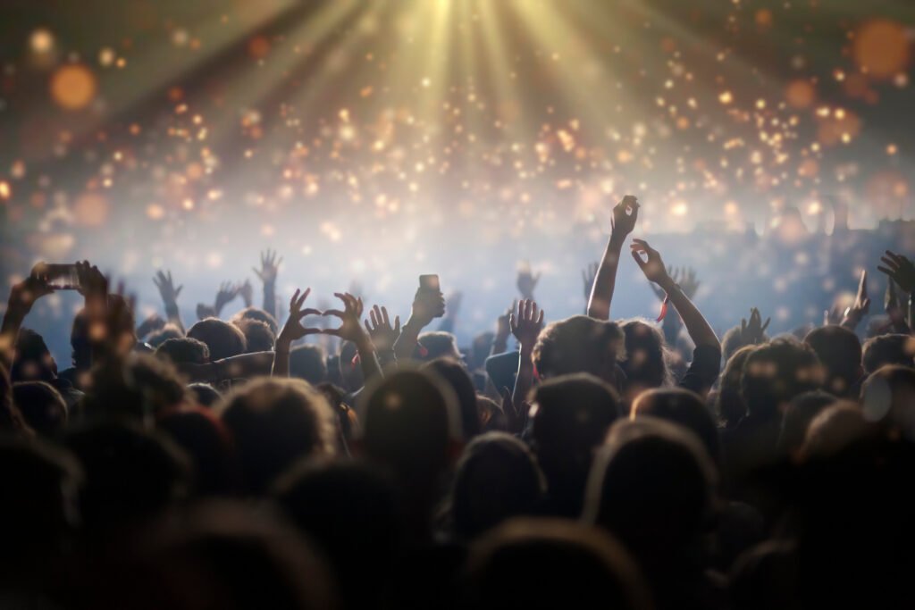 La Joaqui y Luck Ra: luces de escenario en un show de música, sin rostros