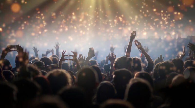 La Joaqui y Luck Ra: luces de escenario en un show de música, sin rostros