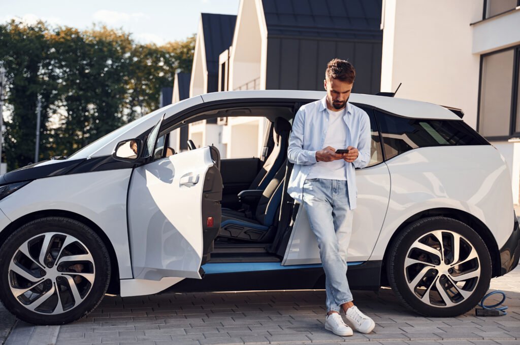 Leapmotor en Argentina: auto eléctrico moderno en una calle de ciudad