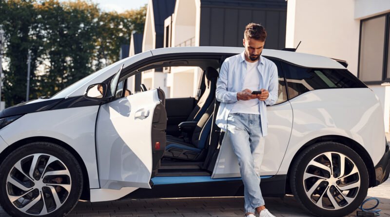 Leapmotor en Argentina: auto eléctrico moderno en una calle de ciudad