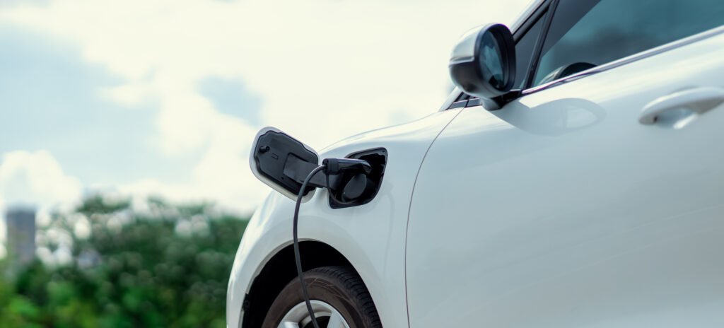 Vehículo enchufado a un cargador que ilustra la llegada del Leapmotor B10