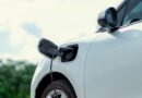 Vehículo enchufado a un cargador que ilustra la llegada del Leapmotor B10