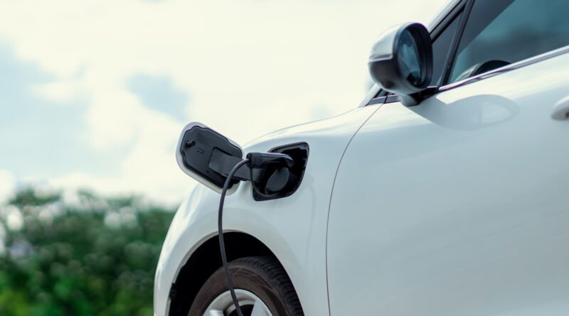 Vehículo enchufado a un cargador que ilustra la llegada del Leapmotor B10