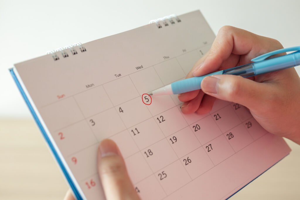 Calendario con una fecha marcada en rojo que ilustra la ley de tierras postergada al 6 de agosto