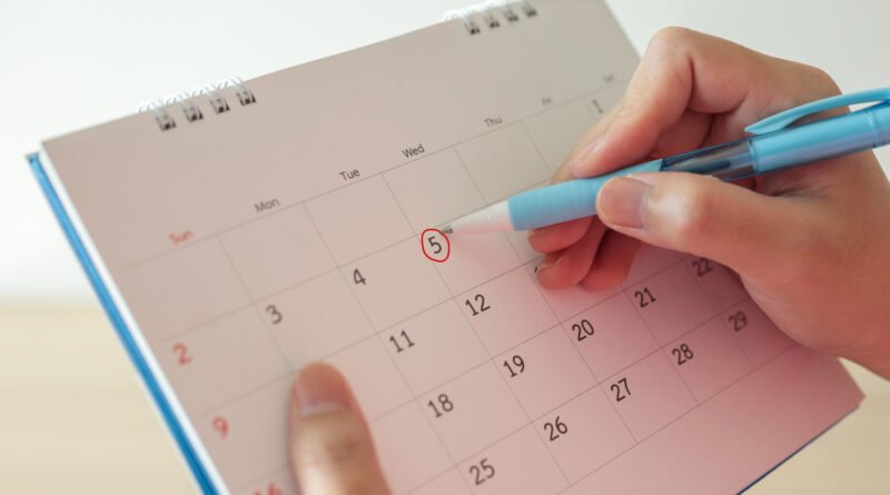 Calendario con una fecha marcada en rojo que ilustra la ley de tierras postergada al 6 de agosto