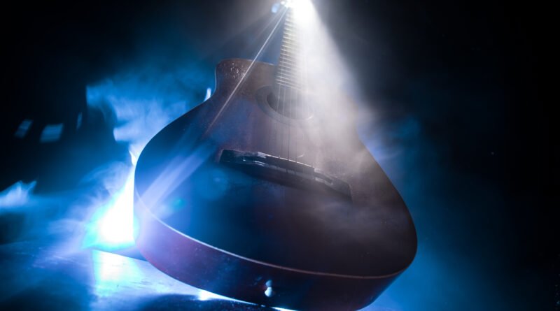 Guitarra en un escenario que ilustra la nota de Liam Gallagher
