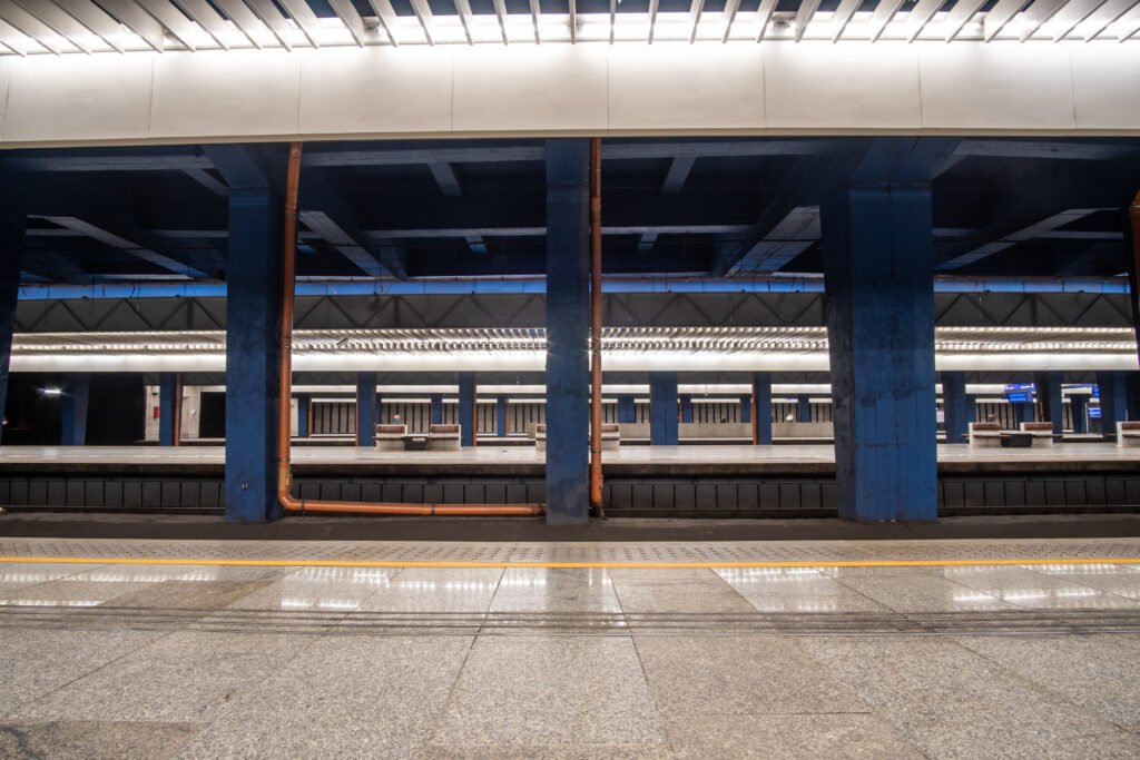 Línea E del Subte: andén vacío de una estación de subterráneo