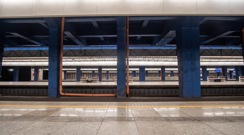 Línea E del Subte: andén vacío de una estación de subterráneo