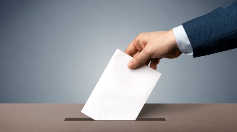 Urna y boletas que ilustran el debate por las listas colectoras rumbo a 2027