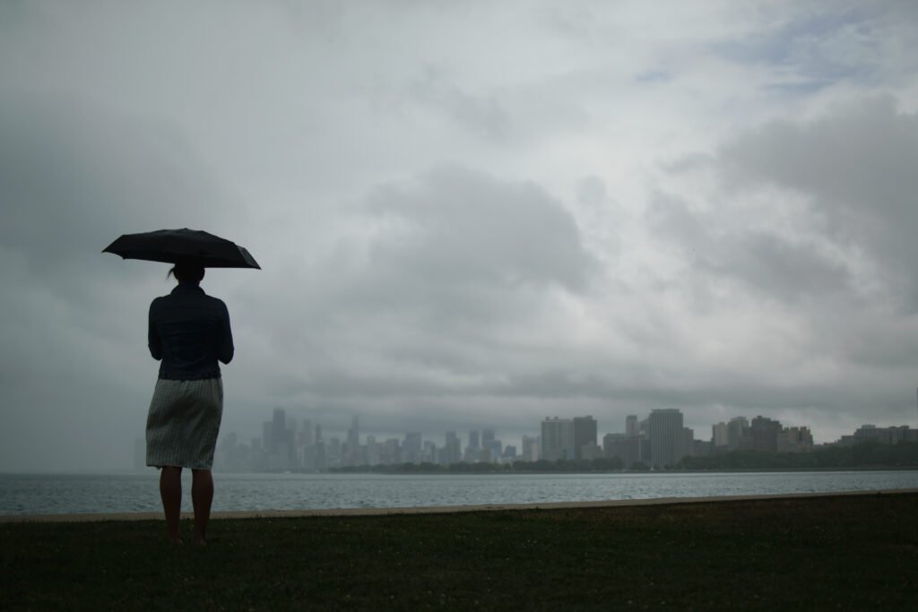 Lluvias en el AMBA: tormenta avanzando sobre el skyline de una ciudad