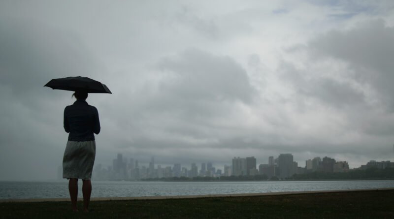 Lluvias en el AMBA: tormenta avanzando sobre el skyline de una ciudad