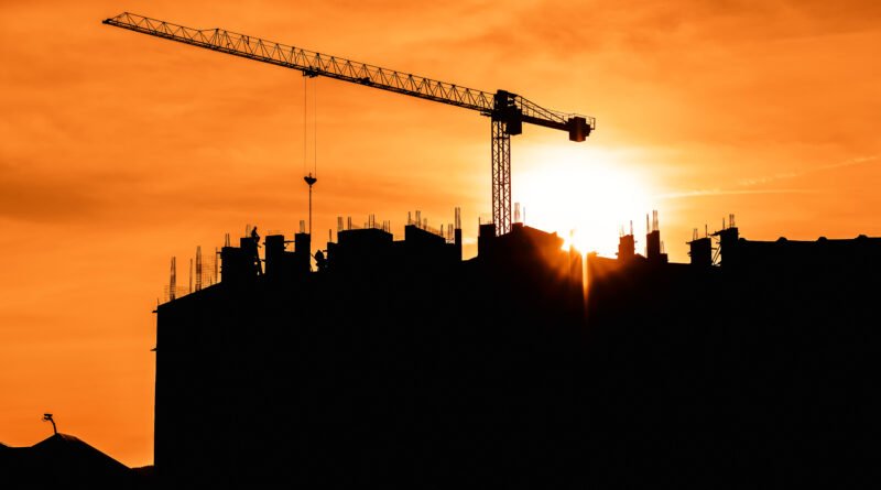 Grúa de construcción a contraluz en un atardecer, homenaje a Luis Margani, protagonista de Mundo Grúa