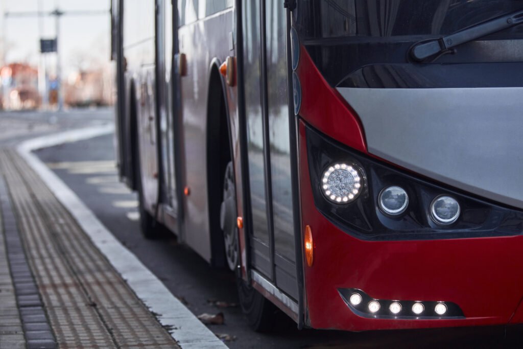 Malvinas en colectivos: colectivo de transporte público en una calle urbana