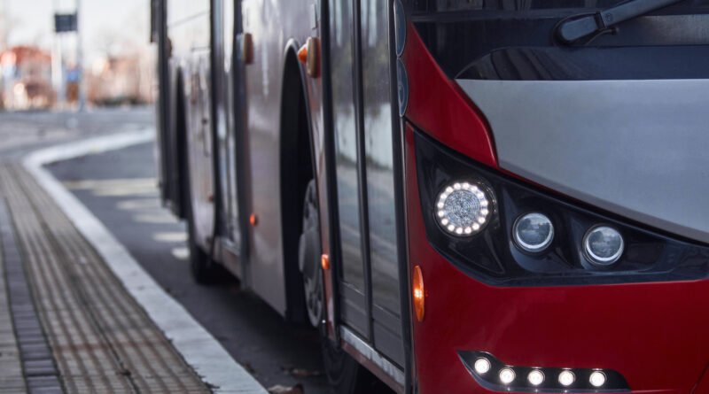 Malvinas en colectivos: colectivo de transporte público en una calle urbana